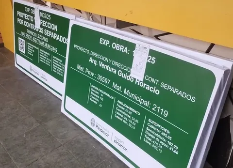 Carteles verdes y blancos con información de obra impresos por IPA