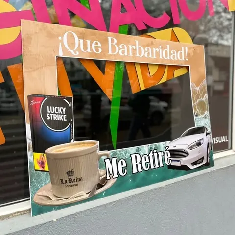 Marco fotográfico personalizado para un evento con textos y figuras recortadas