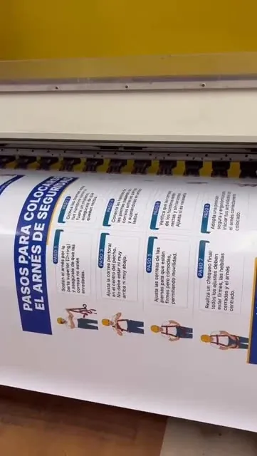Impresora de gran formato trabajando en una pieza gráfica en el taller