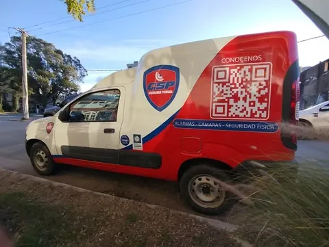 Furgón de seguridad con gráfica roja, azul y blanca en su lateral