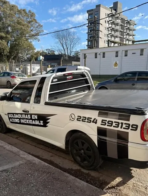 Vehículo blanco personalizado con franjas negras en sus laterales